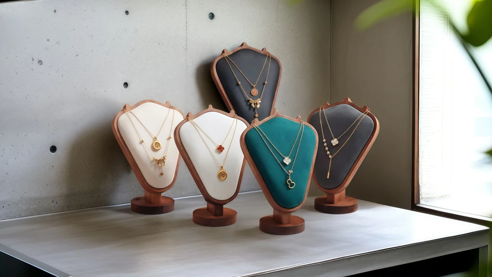 Choosing the Right Material for Your Jewelry Display Trays 1 Jewelry Display Set 2