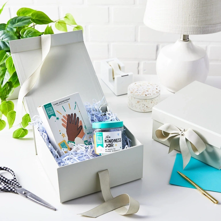 Unboxing Matters: 7 Popular Gift Box Opening Styles and What They Say About Your Brand 4 White foldable gift