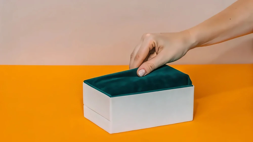 Velvet Jewelry Boxes: Elegant Packaging for Wholesale Jewelry Sellers 3 carefully placing