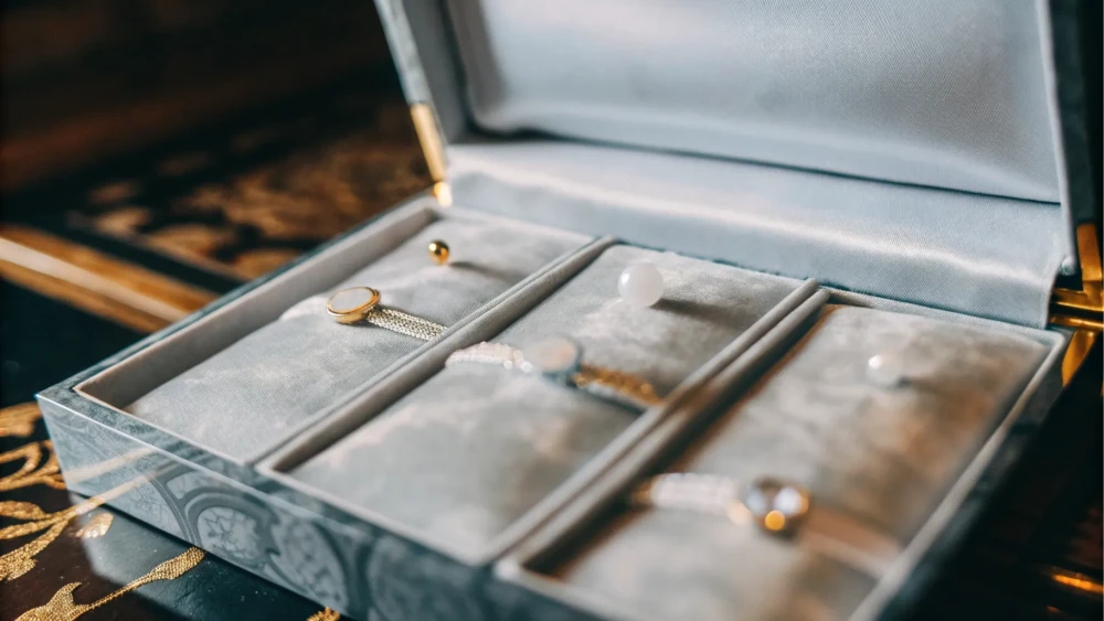 luxury elements into jade jewelry packaging